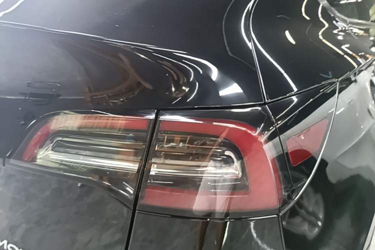Used Tesla Model Y 2021 Standard Range Rear-Wheel Drive Version Right Rear Taillight