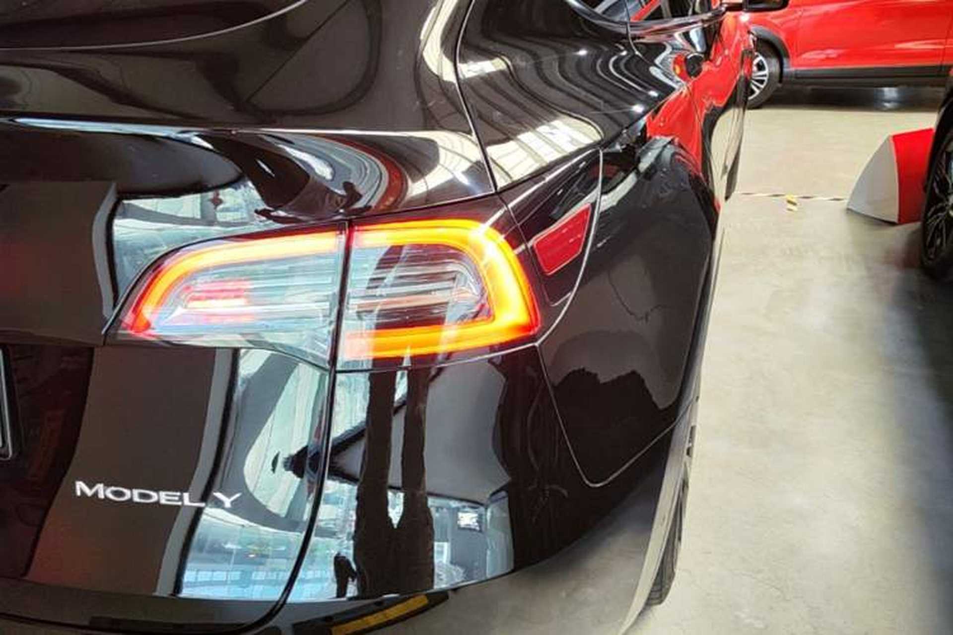 Used Tesla Model Y 2021 Standard Range Rear-Wheel Drive Version Right Rear Taillight