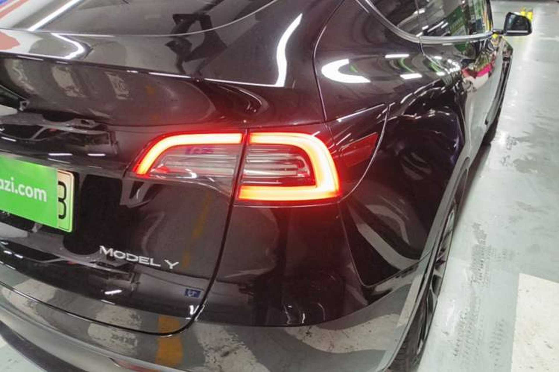 Used Tesla Model Y 2021 Standard Range Rear-Wheel Drive Version Right Rear Taillight
