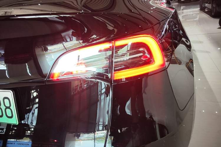Used Tesla Model Y 2021 Standard Range Rear-Wheel Drive Version Right Rear Taillight