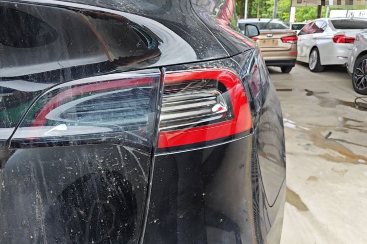 Used Tesla Model Y 2021 Standard Range Rear-Wheel Drive Version Right Rear Taillight