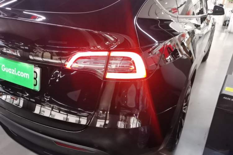Used Tesla Model Y 2021 Standard Range Rear-Wheel Drive Version Right Rear Taillight