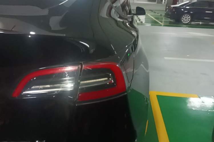 Used Tesla Model Y 2021 Standard Range Rear-Wheel Drive Version Right Rear Taillight