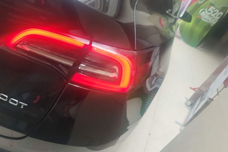 Used Tesla Model Y 2021 Standard Range Rear-Wheel Drive Version Right Rear Taillight
