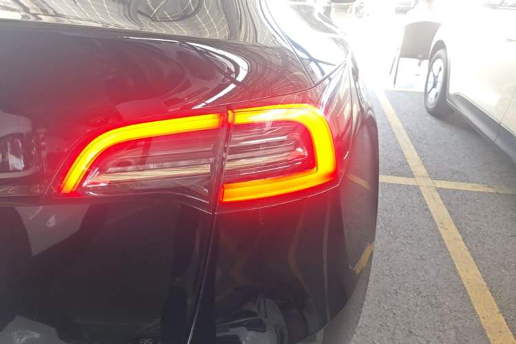 Used Tesla Model Y 2021 Standard Range Rear-Wheel Drive Version Right Rear Taillight