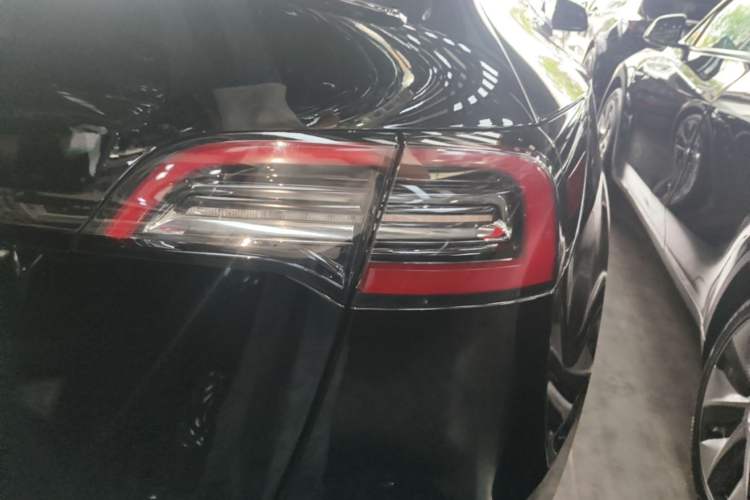 Used Tesla Model Y 2021 Standard Range Rear-Wheel Drive Version Right Rear Taillight