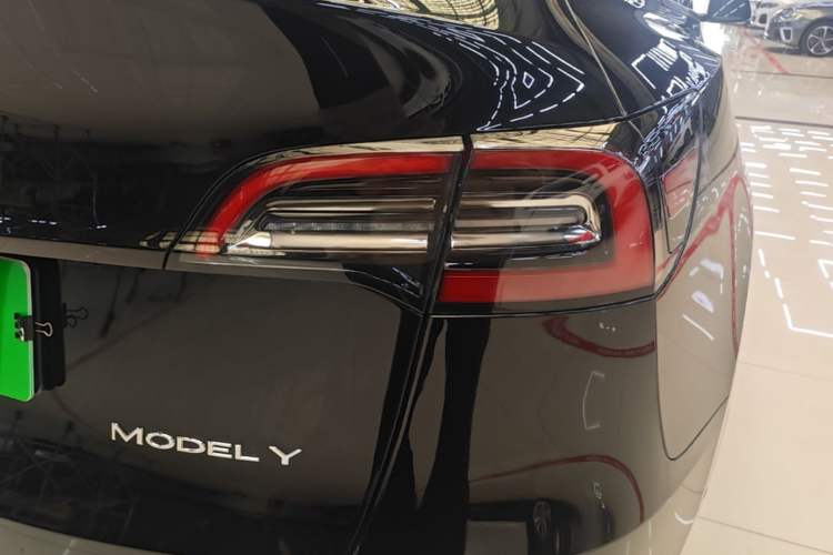 Used Tesla Model Y 2021 Standard Range Rear-Wheel Drive Version Right Rear Taillight