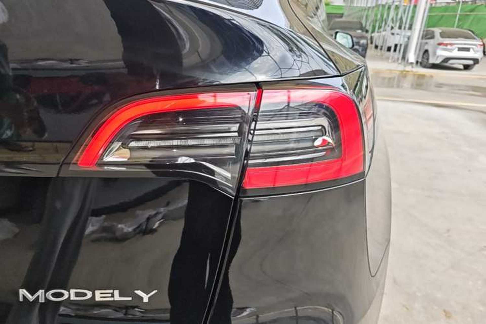 Used Tesla Model Y 2021 Standard Range Rear-Wheel Drive Version Right Rear Taillight