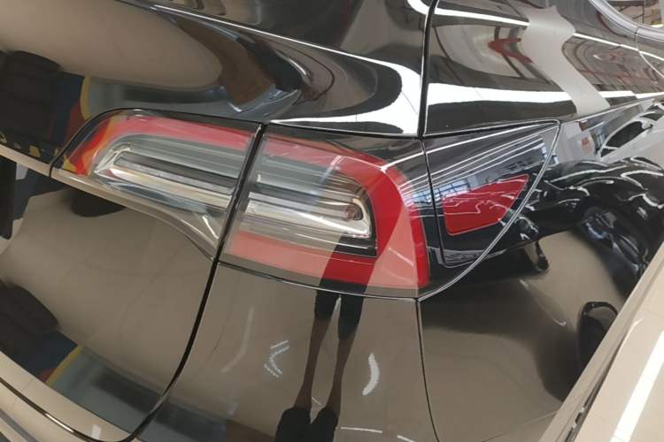Used Tesla Model Y 2021 Standard Range Rear-Wheel Drive Version Right Rear Taillight