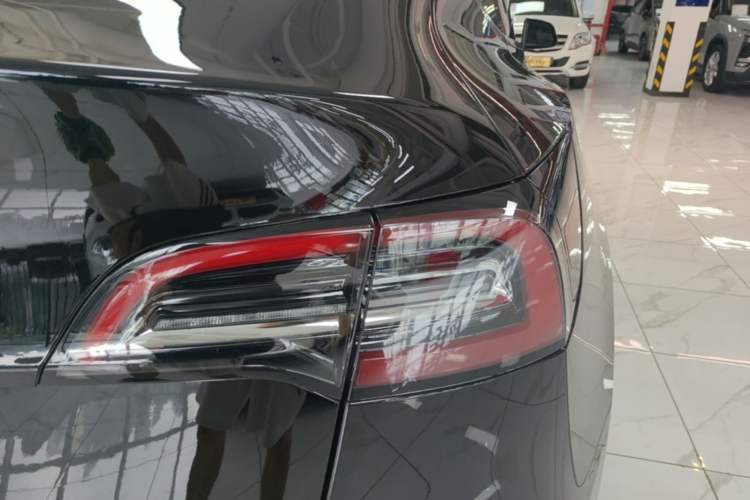 Used Tesla Model Y 2021 Standard Range Rear-Wheel Drive Version Right Rear Taillight