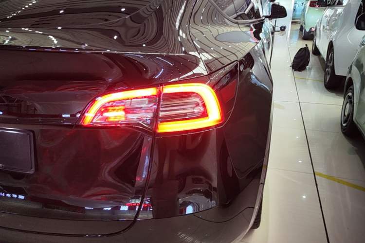 Used Tesla Model Y 2021 Standard Range Rear-Wheel Drive Version Right Rear Taillight