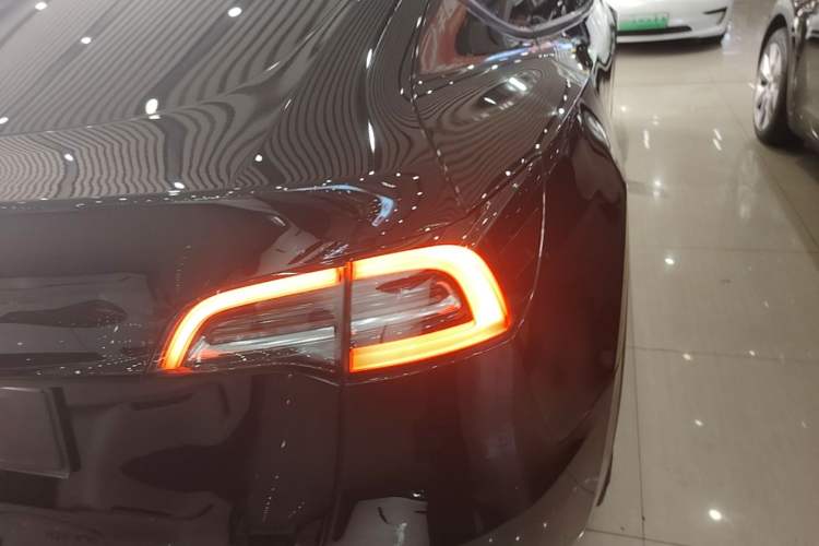 Used Tesla Model Y 2021 Standard Range Rear-Wheel Drive Version Right Rear Taillight