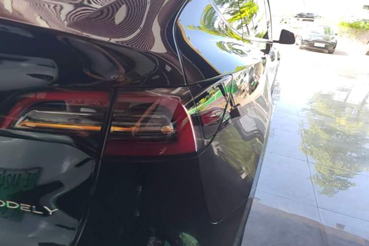 Used Tesla Model Y 2021 Standard Range Rear-Wheel Drive Version Right Rear Taillight