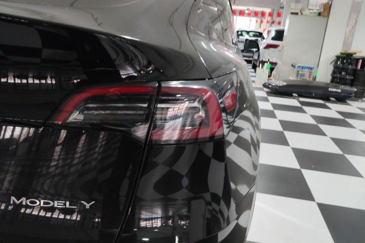 Used Tesla Model Y 2021 Standard Range Rear-Wheel Drive Version Right Rear Taillight