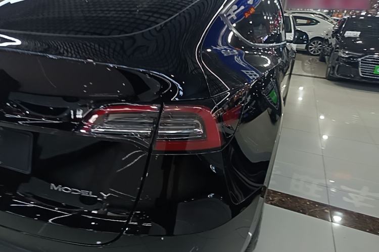 Used Tesla Model Y 2021 Standard Range Rear-Wheel Drive Version Right Rear Taillight