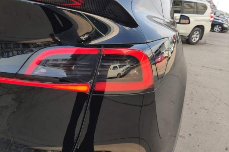 Used Tesla Model Y 2021 Standard Range Rear-Wheel Drive Version Right Rear Taillight