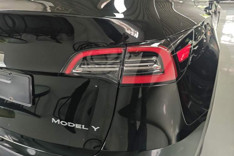 Used Tesla Model Y 2021 Standard Range Rear-Wheel Drive Version Right Rear Taillight