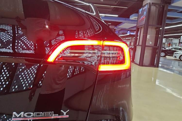 Used Tesla Model Y 2021 Standard Range Rear-Wheel Drive Version Right Rear Taillight