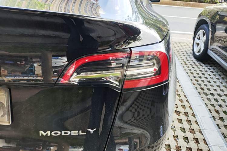 Used Tesla Model Y 2021 Standard Range Rear-Wheel Drive Version Right Rear Taillight