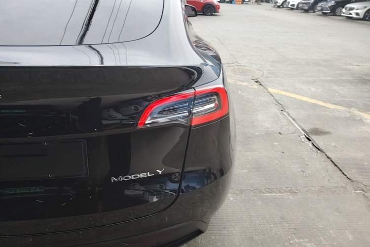Used Tesla Model Y 2021 Standard Range Rear-Wheel Drive Version Right Rear Taillight
