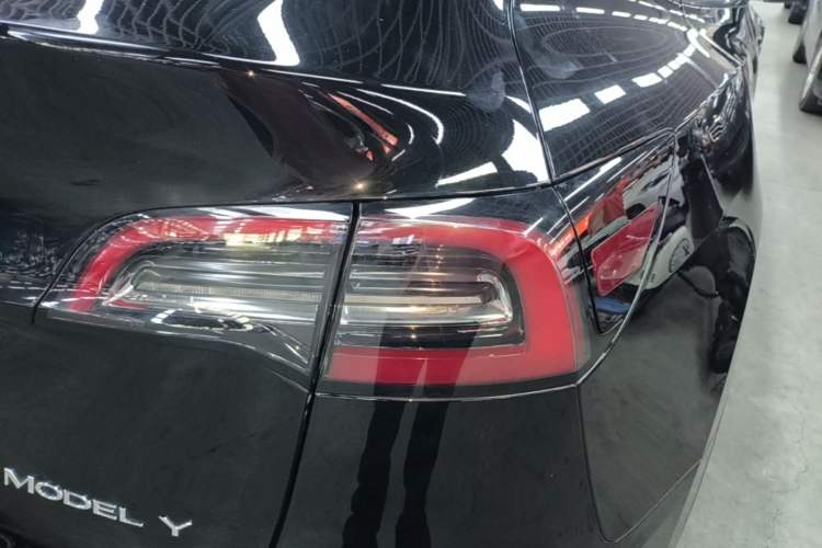 Used Tesla Model Y 2021 Standard Range Rear-Wheel Drive Version Right Rear Taillight
