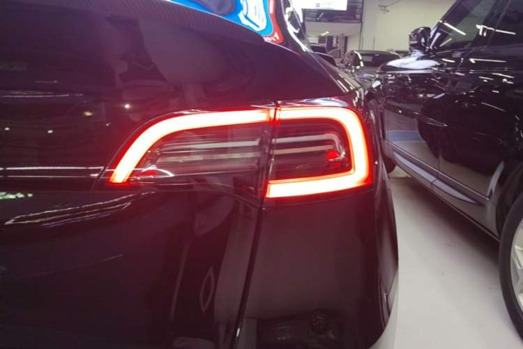 Used Tesla Model Y 2021 Long-Range All-Wheel-Drive Version 3D7 Right Rear Taillight