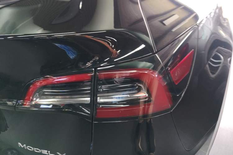 Used Tesla Model Y 2021 Long-Range All-Wheel-Drive Version 3D7 Right Rear Taillight