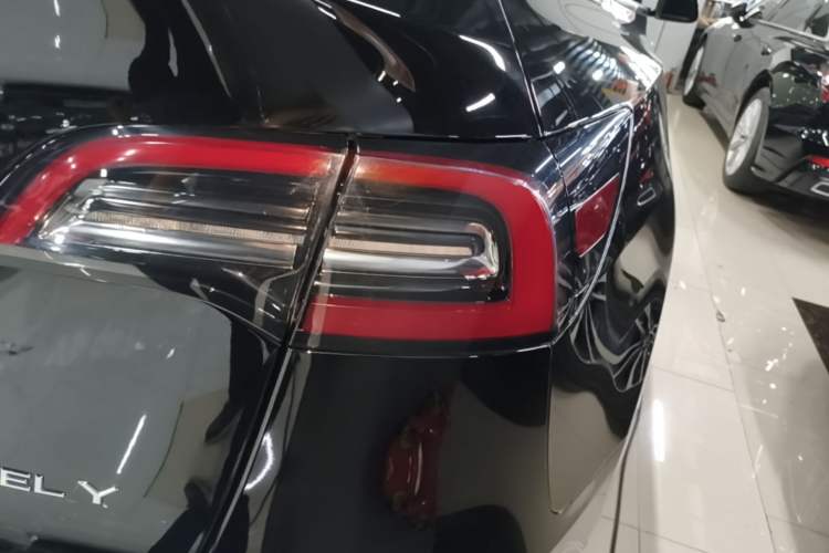 Used Tesla Model Y 2021 Standard Range Rear-Wheel Drive Version Right Rear Taillight