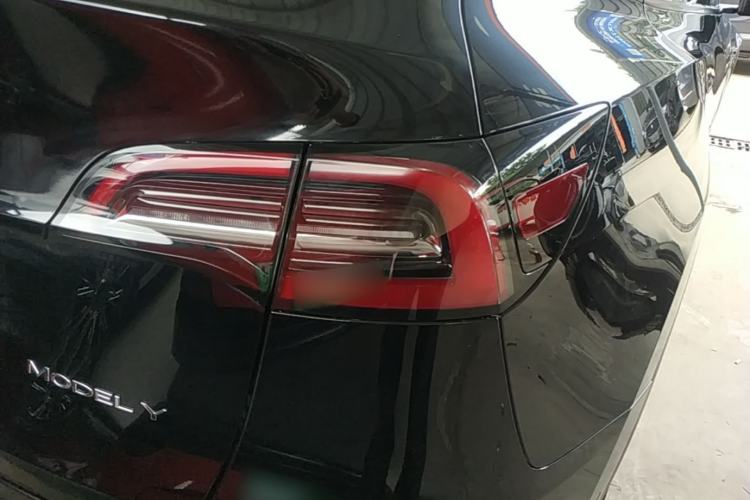 Used Tesla Model Y 2021 Standard Range Rear-Wheel Drive Version Right Rear Taillight