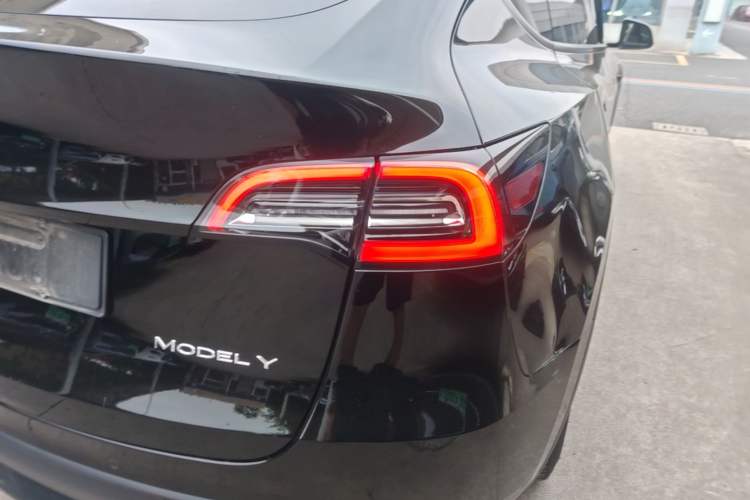 Used Tesla Model Y 2021 Standard Range Rear-Wheel Drive Version Right Rear Taillight