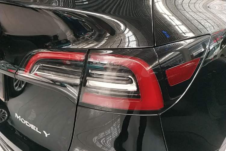 Used Tesla Model Y 2021 Standard Range Rear-Wheel Drive Version Right Rear Taillight