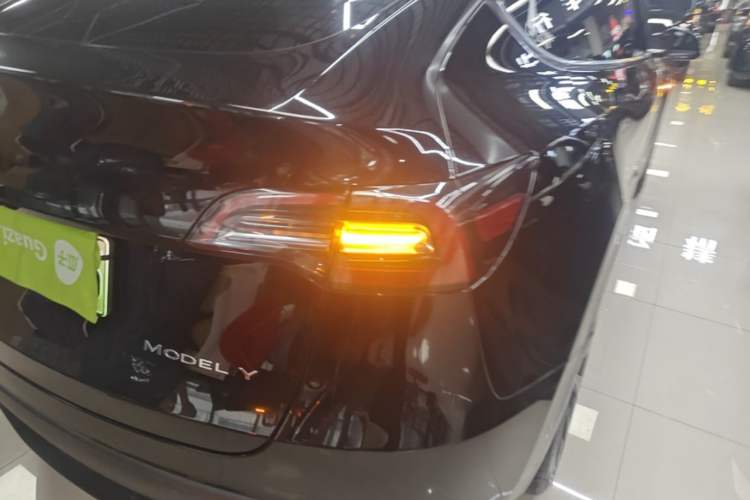 Used Tesla Model Y 2021 Standard Range Rear-Wheel Drive Version Right Rear Taillight