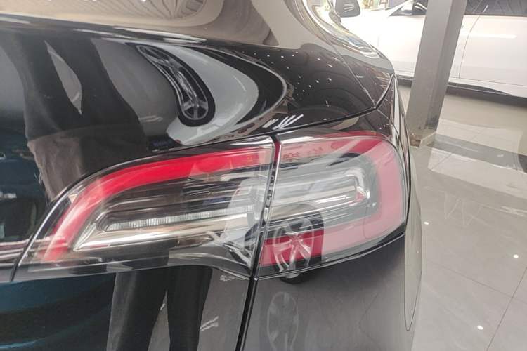 Used Tesla Model Y 2021 Long-Range All-Wheel-Drive Version 3D7 Right Rear Taillight