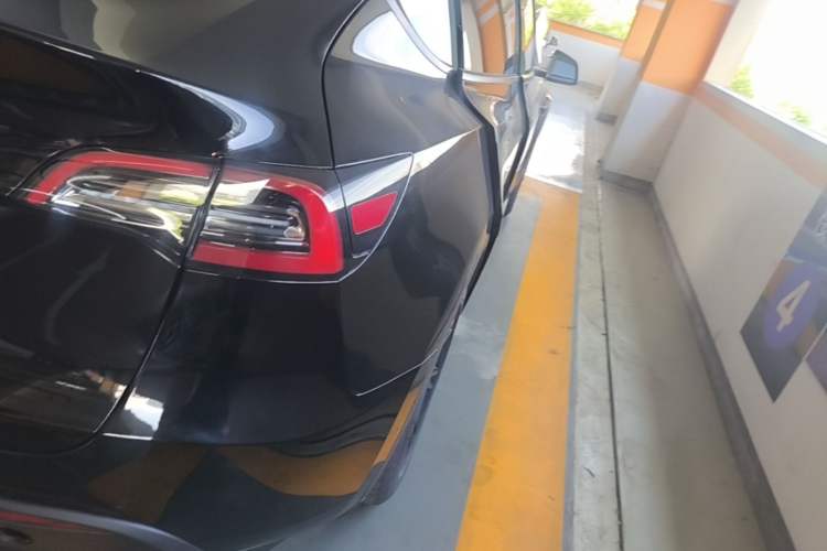 Used Tesla Model Y 2021 Standard Range Rear-Wheel Drive Version Right Rear Taillight