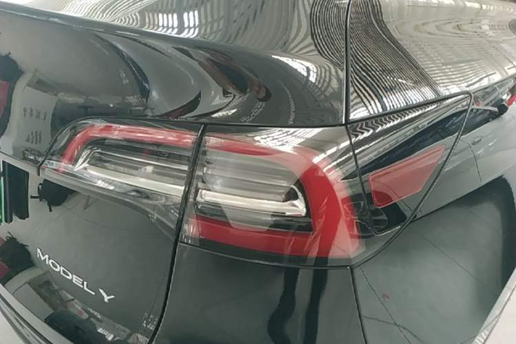 Used Tesla Model Y 2021 Standard Range Rear-Wheel Drive Version Right Rear Taillight