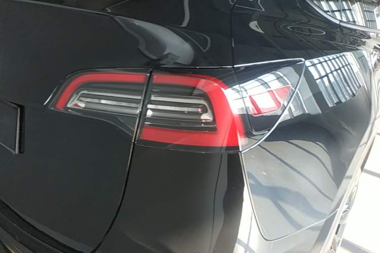 Used Tesla Model Y 2021 Long-Range All-Wheel-Drive Version 3D7 Right Rear Taillight