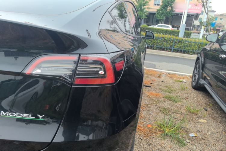 Used Tesla Model Y 2021 Standard Range Rear-Wheel Drive Version Right Rear Taillight