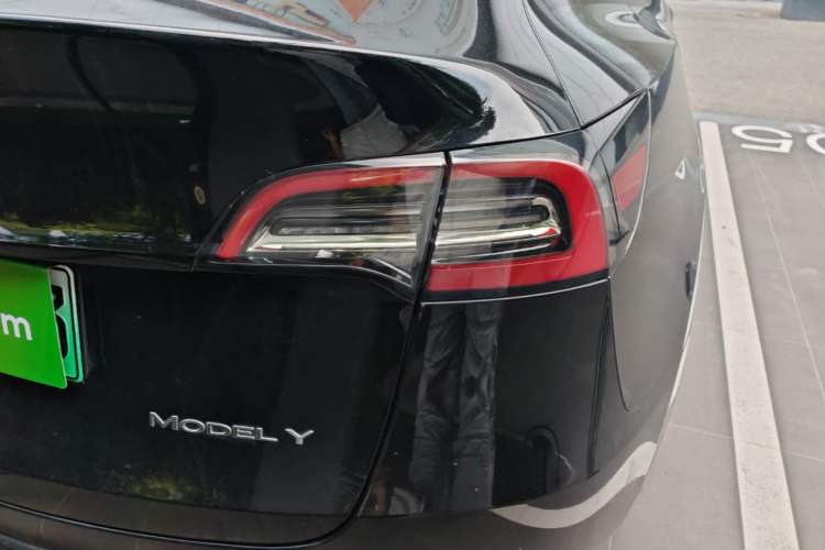 Used Tesla Model Y 2021 Standard Range Rear-Wheel Drive Version Right Rear Taillight