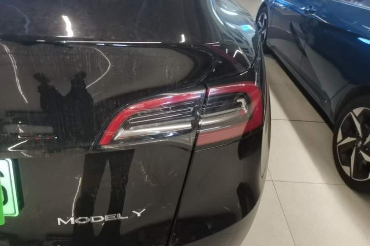Used Tesla Model Y 2021 Standard Range Rear-Wheel Drive Version Right Rear Taillight