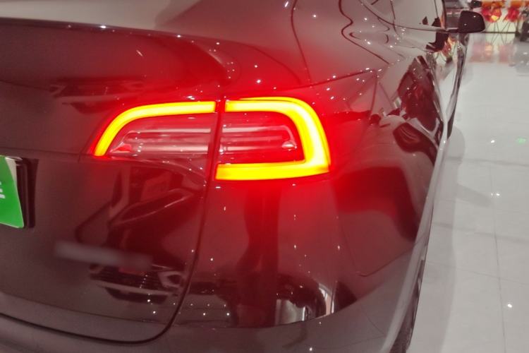 Used Tesla Model Y 2021 Standard Range Rear-Wheel Drive Version Right Rear Taillight