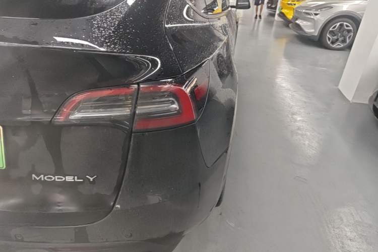Used Tesla Model Y 2021 Standard Range Rear-Wheel Drive Version Right Rear Taillight