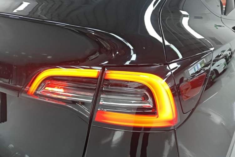 Used Tesla Model Y 2021 Long-Range All-Wheel-Drive Version Right Rear Taillight