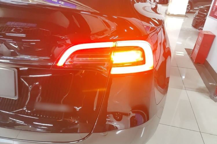 Used Tesla Model Y 2021 Standard Range Rear-Wheel Drive Version Right Rear Taillight