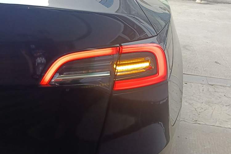 Used Tesla Model Y 2021 Long-Range All-Wheel-Drive Version 3D7 Right Rear Taillight
