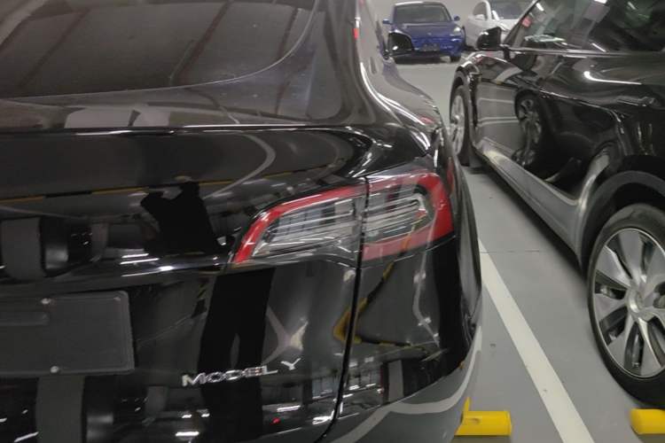 Used Tesla Model Y 2021 Standard Range Rear-Wheel Drive Version Right Rear Taillight