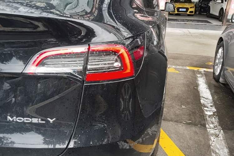 Used Tesla Model Y 2021 Standard Range Rear-Wheel Drive Version Right Rear Taillight