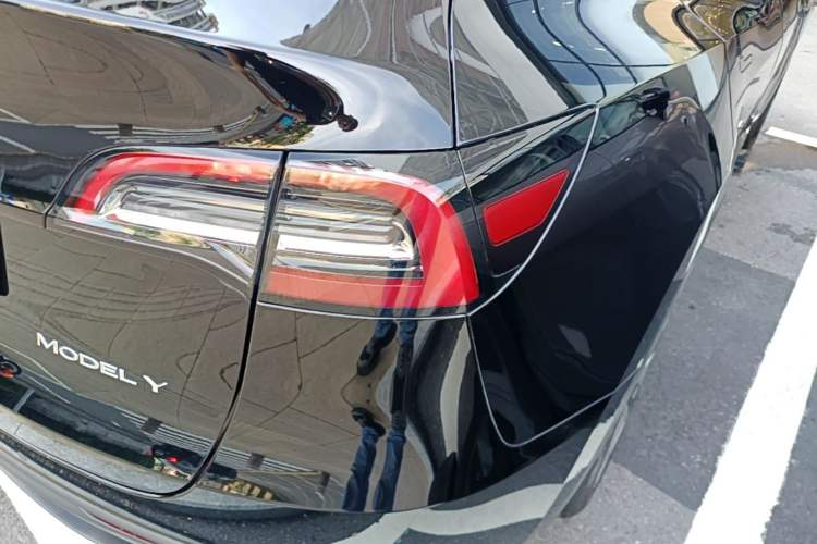 Used Tesla Model Y 2021 Standard Range Rear-Wheel Drive Version Right Rear Taillight