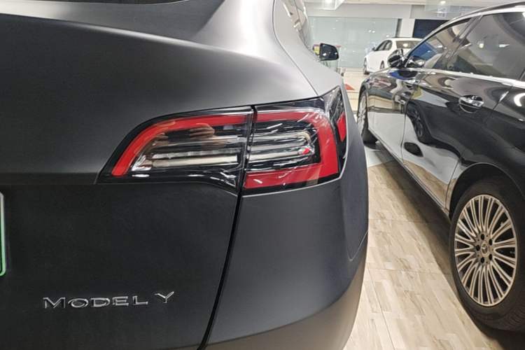 Used Tesla Model Y 2021 Standard Range Rear-Wheel Drive Version Right Rear Taillight
