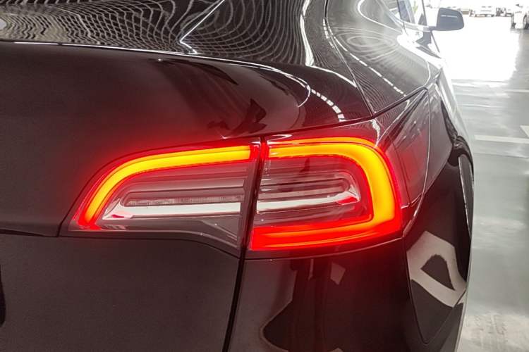 Used Tesla Model Y 2021 Standard Range Rear-Wheel Drive Version Right Rear Taillight