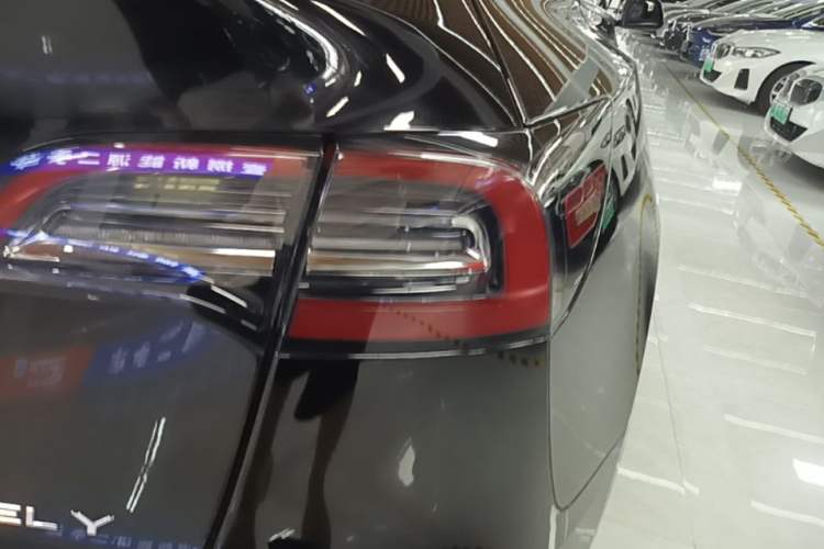 Used Tesla Model Y 2021 Standard Range Rear-Wheel Drive Version Right Rear Taillight